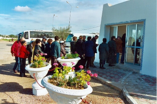 Groupe de visiteurs faisant la queue à l'entrée de la synagogue de la Ghriba